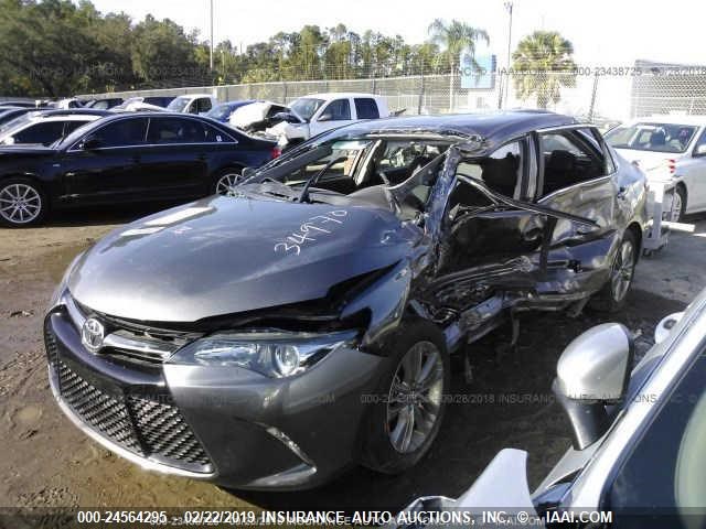4T1BF1FK4HU406854 - 2017 TOYOTA CAMRY LE/XLE/SE/XSE GRAY photo 2