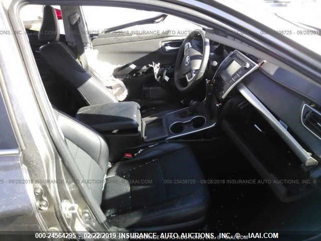 4T1BF1FK4HU406854 - 2017 TOYOTA CAMRY LE/XLE/SE/XSE GRAY photo 5