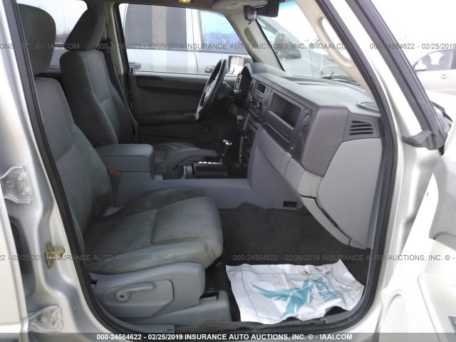 1J8HH48N46C319422 - 2006 JEEP COMMANDER SILVER photo 5