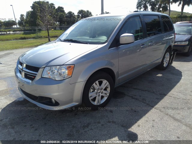 2C4RDGCG0JR239438 - 2018 DODGE GRAND CARAVAN SXT SILVER photo 2