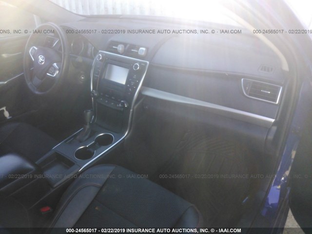 4T1BF1FK4GU589123 - 2016 TOYOTA CAMRY LE/XLE/SE/XSE BLUE photo 5