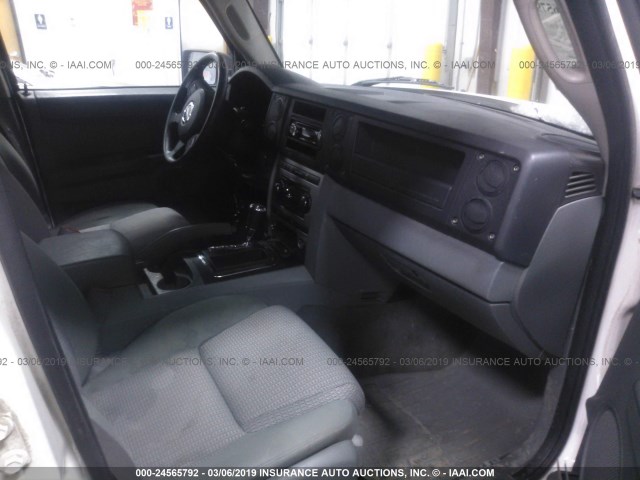 1J8HG48K07C690362 - 2007 JEEP COMMANDER WHITE photo 5