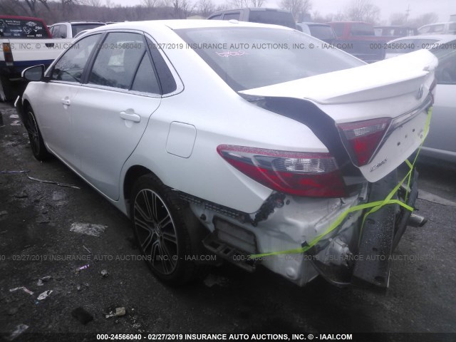 4T1BF1FKXGU180611 - 2016 TOYOTA CAMRY LE/XLE/SE/XSE WHITE photo 3