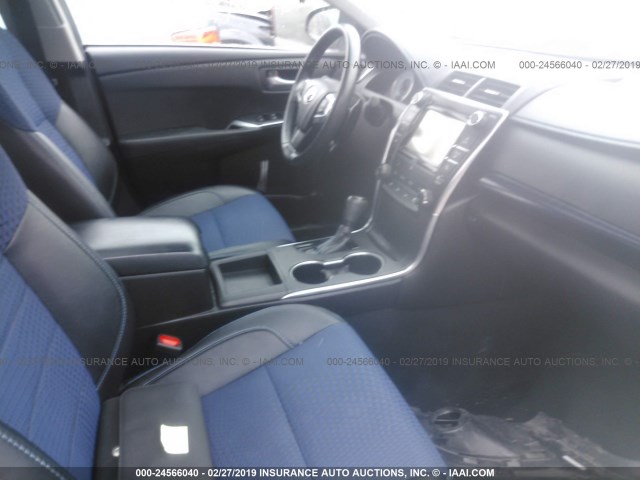 4T1BF1FKXGU180611 - 2016 TOYOTA CAMRY LE/XLE/SE/XSE WHITE photo 5