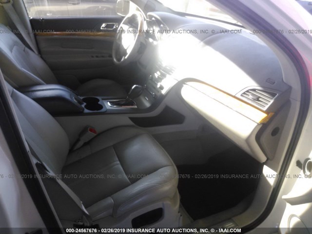 2LMHJ5AT2CBL54255 - 2012 LINCOLN MKT WHITE photo 5