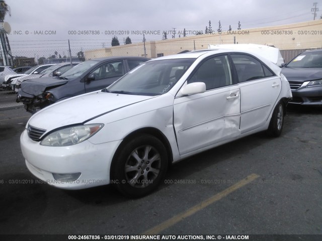 4T1BE32K35U405887 - 2005 TOYOTA CAMRY LE/XLE/SE WHITE photo 2