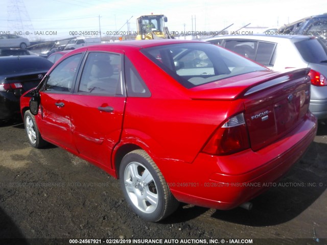 1FAFP34N55W242595 - 2005 FORD FOCUS ZX4 RED photo 3