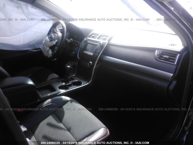 4T1BF1FK0GU550013 - 2016 TOYOTA CAMRY LE/XLE/SE/XSE BLACK photo 5