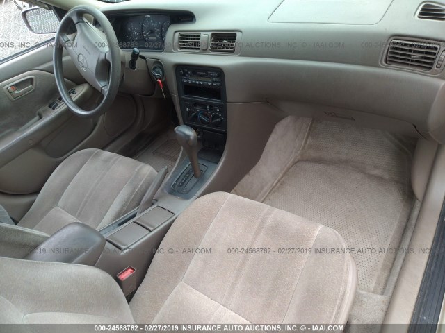 JT2BG22K8W0194695 - 1998 TOYOTA CAMRY CE/LE/XLE 金色 照片 5