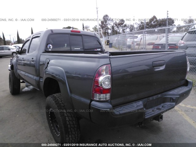 3TMKU4HN1FM045572 - 2015 TOYOTA TACOMA DBL CAB PRERUNNER LNG BED GRAY photo 3