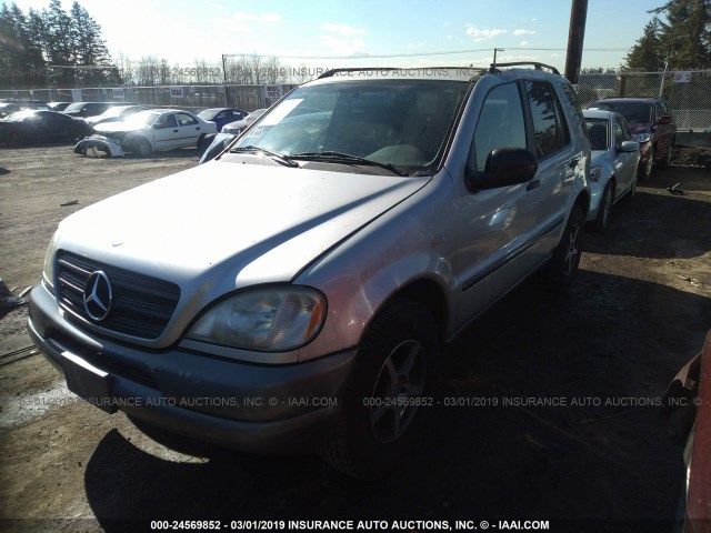 4JGAB54E4WA041893 - 1998 MERCEDES-BENZ ML 320 SILVER photo 2