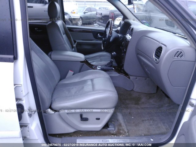 1GKES63M862200370 - 2006 GMC ENVOY DENALI WHITE photo 5