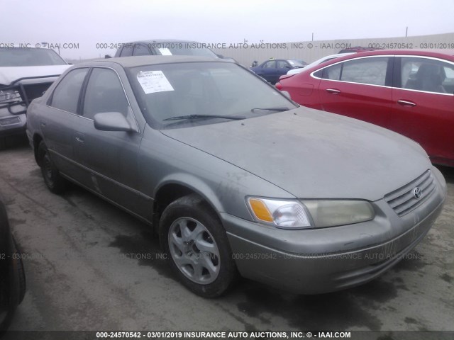 JT2BF28KXW0090803 - 1998 TOYOTA CAMRY LE/XLE GRAY photo 1