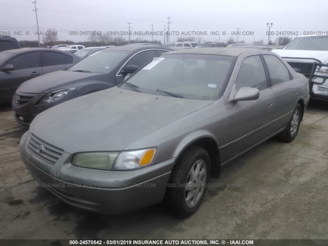 JT2BF28KXW0090803 - 1998 TOYOTA CAMRY LE/XLE GRAY photo 2