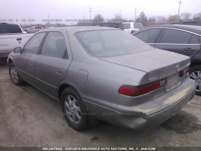 JT2BF28KXW0090803 - 1998 TOYOTA CAMRY LE/XLE GRAY photo 3