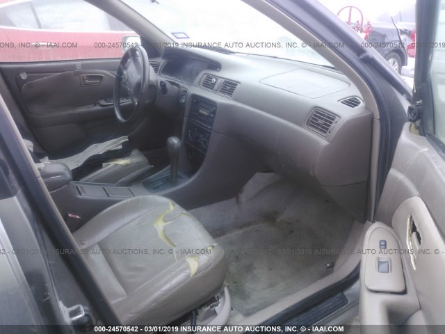 JT2BF28KXW0090803 - 1998 TOYOTA CAMRY LE/XLE GRAY photo 5