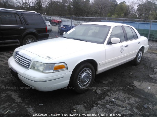 2FAFP73W8YX168986 - 2000 FORD CROWN VICTORIA  WHITE photo 2