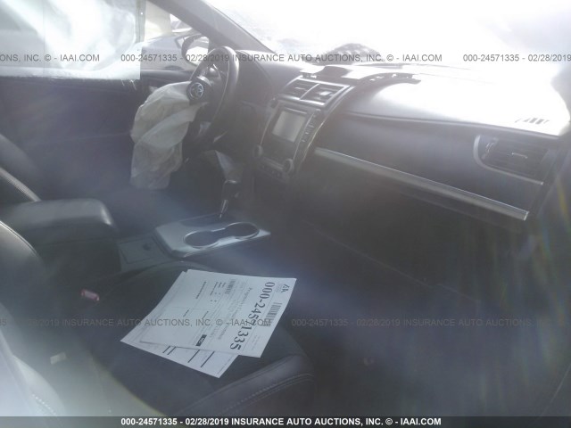 4T1BF1FKXEU761717 - 2014 TOYOTA CAMRY L/SE/LE/XLE BLACK photo 5