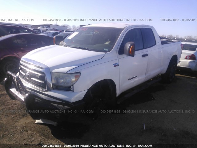 5TFUW5F11AX142752 - 2010 TOYOTA TUNDRA DOUBLE CAB SR5 WHITE photo 2