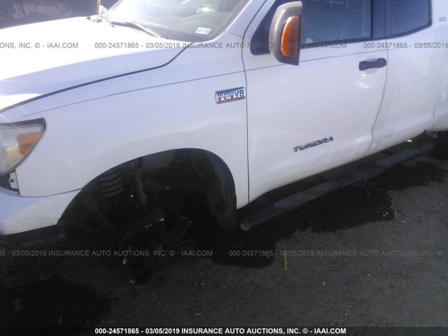 5TFUW5F11AX142752 - 2010 TOYOTA TUNDRA DOUBLE CAB SR5 WHITE photo 6