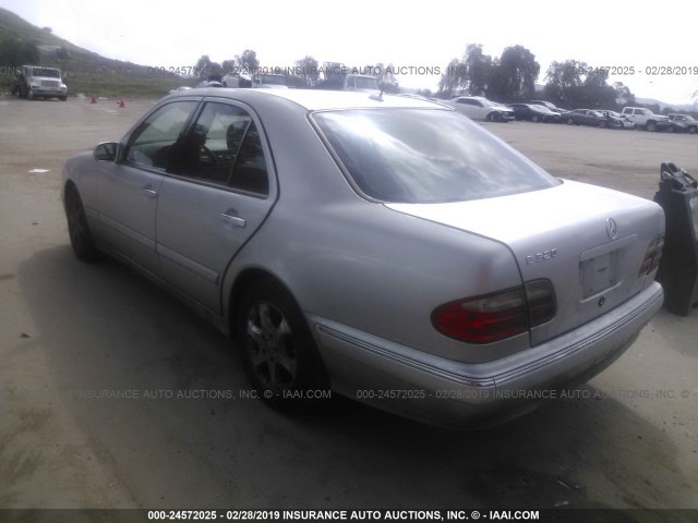 WDBJF65J72B485640 - 2002 MERCEDES-BENZ E 320 SILVER photo 3