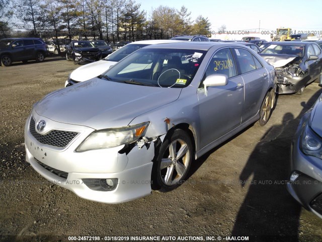 4T1BF3EK5BU640375 - 2011 TOYOTA CAMRY SE/LE/XLE SILVER photo 2