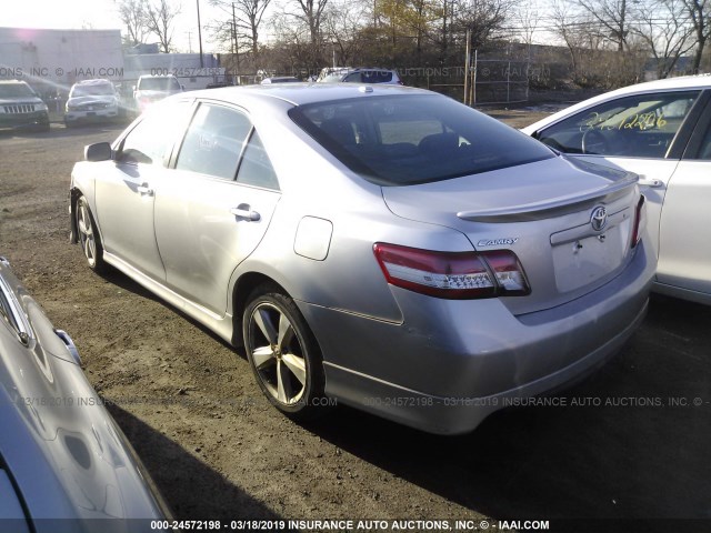 4T1BF3EK5BU640375 - 2011 TOYOTA CAMRY SE/LE/XLE SILVER photo 3