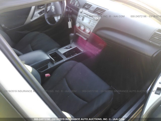 4T1BF3EK5BU640375 - 2011 TOYOTA CAMRY SE/LE/XLE SILVER photo 5