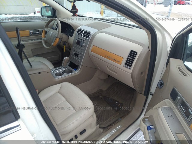 2LMDU88C17BJ07683 - 2007 LINCOLN MKX WHITE photo 5