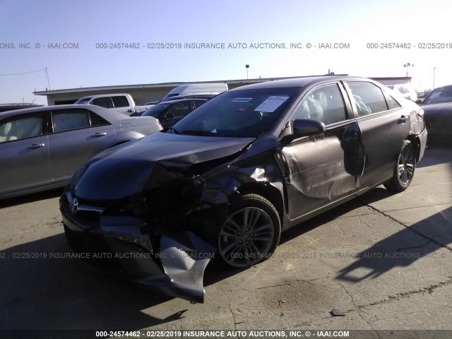 4T1BF1FK8HU427691 - 2017 TOYOTA CAMRY LE/XLE/SE/XSE GRAY photo 2