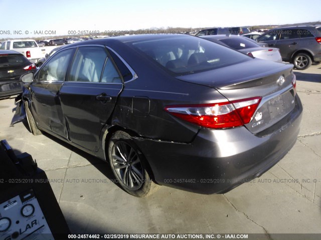 4T1BF1FK8HU427691 - 2017 TOYOTA CAMRY LE/XLE/SE/XSE GRAY photo 3