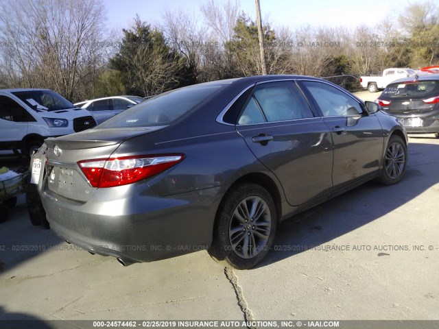 4T1BF1FK8HU427691 - 2017 TOYOTA CAMRY LE/XLE/SE/XSE GRAY photo 4