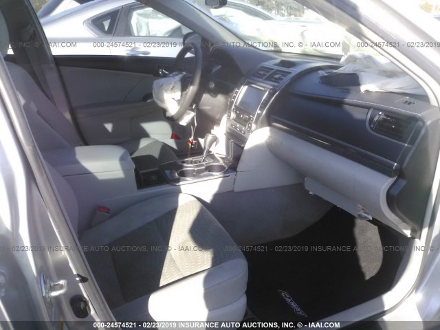 4T1BD1FK0EU131971 - 2014 TOYOTA CAMRY HYBRID/LE/XLE SILVER photo 5