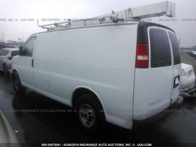 1GTGG25V071136014 - 2007 GMC SAVANA G2500 WHITE photo 3