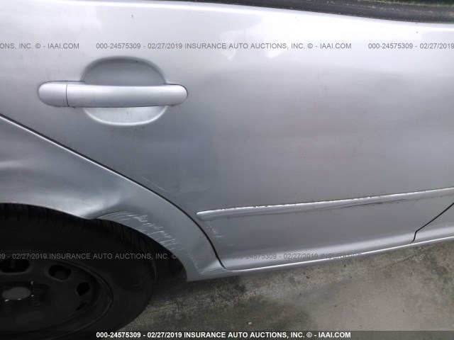 9BWFL61J544025525 - 2004 VOLKSWAGEN GOLF GL SILVER photo 6