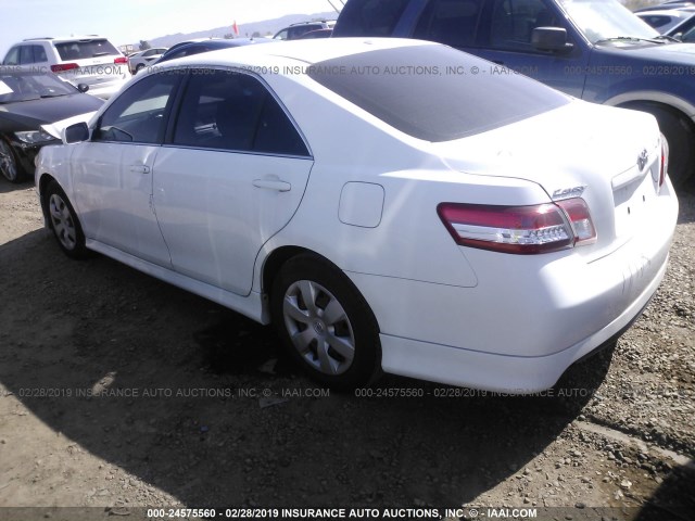 4T1BF3EK6BU711745 - 2011 TOYOTA CAMRY SE/LE/XLE WHITE photo 3