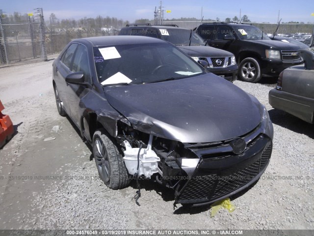 4T1BF1FK8HU736366 - 2017 TOYOTA CAMRY LE/XLE/SE/XSE GRAY photo 1