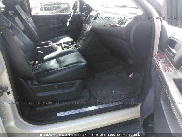 1GYS4HEF6BR324488 - 2011 CADILLAC ESCALADE ESV LUXURY WHITE photo 5