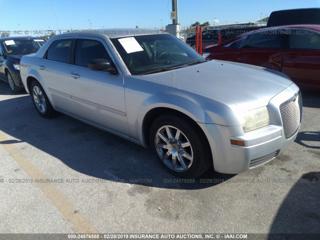 2C3JA43R65H652485 - 2005 CHRYSLER 300 SILVER photo 1