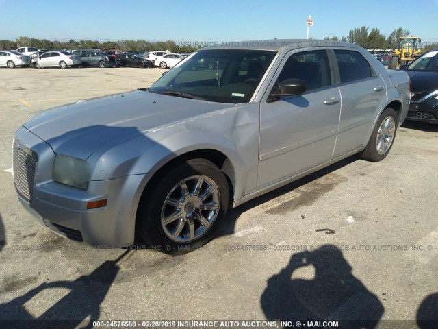 2C3JA43R65H652485 - 2005 CHRYSLER 300 SILVER photo 2