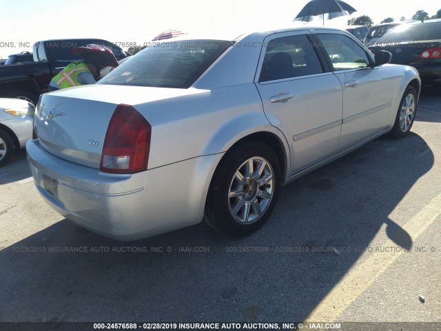 2C3JA43R65H652485 - 2005 CHRYSLER 300 SILVER photo 4