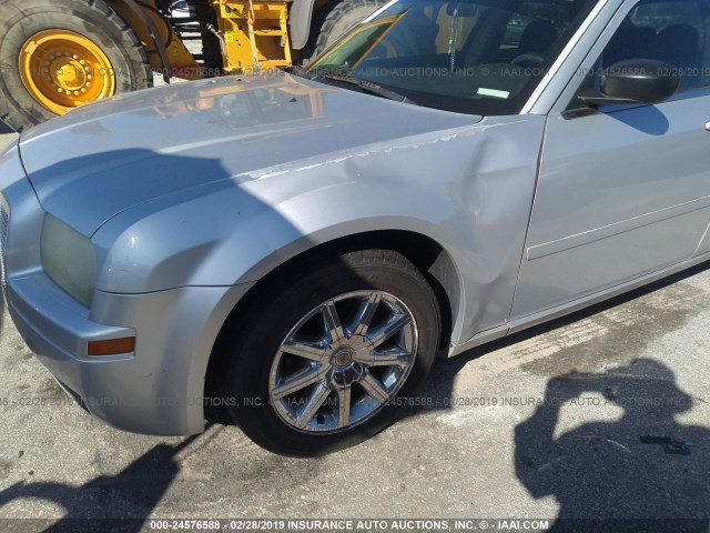 2C3JA43R65H652485 - 2005 CHRYSLER 300 SILVER photo 6