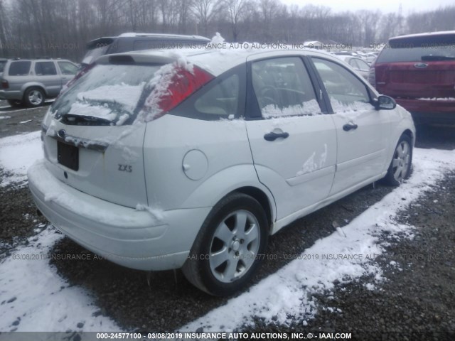 3FAFP37372R113959 - 2002 FORD FOCUS ZX5 WHITE photo 4