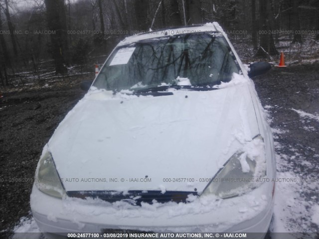 3FAFP37372R113959 - 2002 FORD FOCUS ZX5 WHITE photo 6