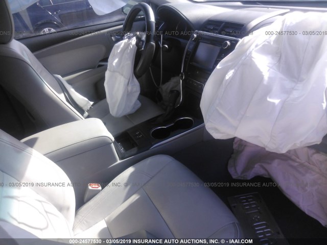 4T1BF1FKXFU943368 - 2015 TOYOTA CAMRY LE/XLE/SE/XSE თეთრი ფოტო 5