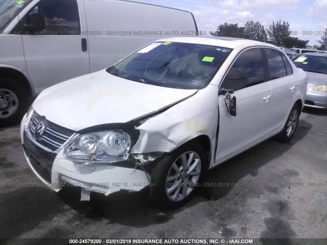 3VWRX7AJ1AM016254 - 2010 VOLKSWAGEN JETTA SE/SEL WHITE photo 2