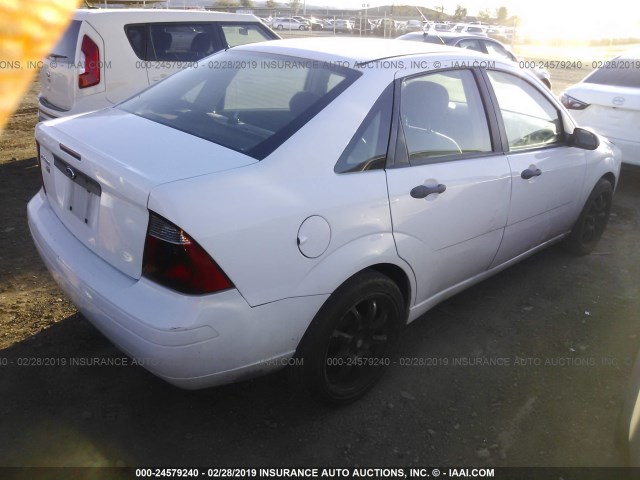 1FAFP34N37W356923 - 2007 FORD FOCUS ZX4/S/SE/SES WHITE photo 4