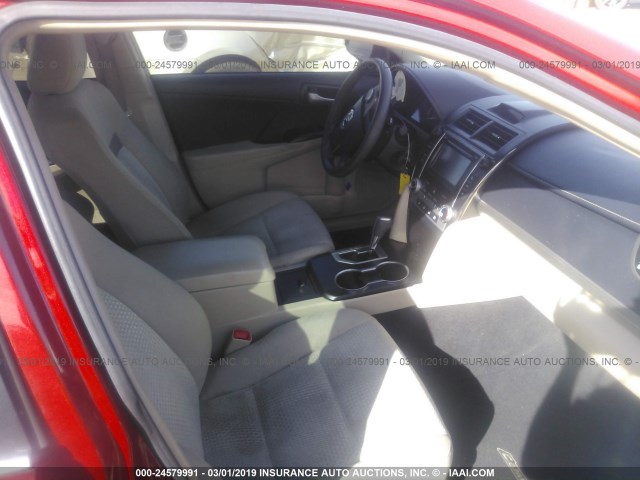 4T4BF1FKXDR285067 - 2013 TOYOTA CAMRY L/SE/LE/XLE 红色 照片 5