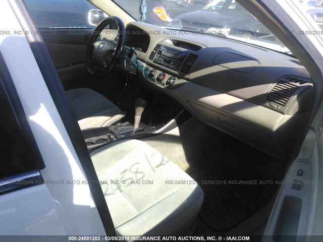 4T1BE32K03U234772 - 2003 TOYOTA CAMRY LE/XLE/SE WHITE photo 5