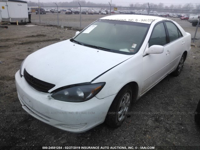 4T1BE32K12U046096 - 2002 TOYOTA CAMRY LE/XLE/SE WHITE photo 2